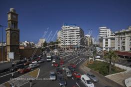 Image du Maroc Professionnelle de  La plus importante place casablancaise doit sa naissance, sous le nom de la Place de France, à la perspicacité du jeune architecte français, Henri Prost, auteur du premier plan urbanistique de Casablanca. Cœur de la circulation, la place a subi plusieurs transformations nécessitées par la croissance de la ville. Son aspect actuel est le résultat de démolitions successives. Ainsi, on a vu disparaître une partie des remparts et du Mellah en 1930, la Tour de l’Horloge en 1948, les bâtiments de la Banque de l’Etat et de la Gare de la C.T.M. en 1953, qui ont permis l‘ouverture de L’avenue des Forces Armées Royales (F.A.R.) au centre accolé à la nouvelle horloge l'avenue Houphouët-Boigny. A droite le fameux Hôtel Excelsior , Lundi 6 Juillet 2009 (Photo / Abdeljalil Bounhar)